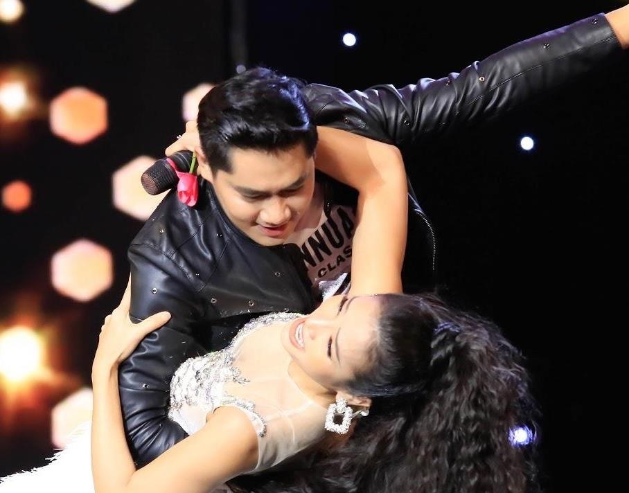 Minh Luan hon Phuong Trinh Jolie khien ban dien bat ngo hinh anh