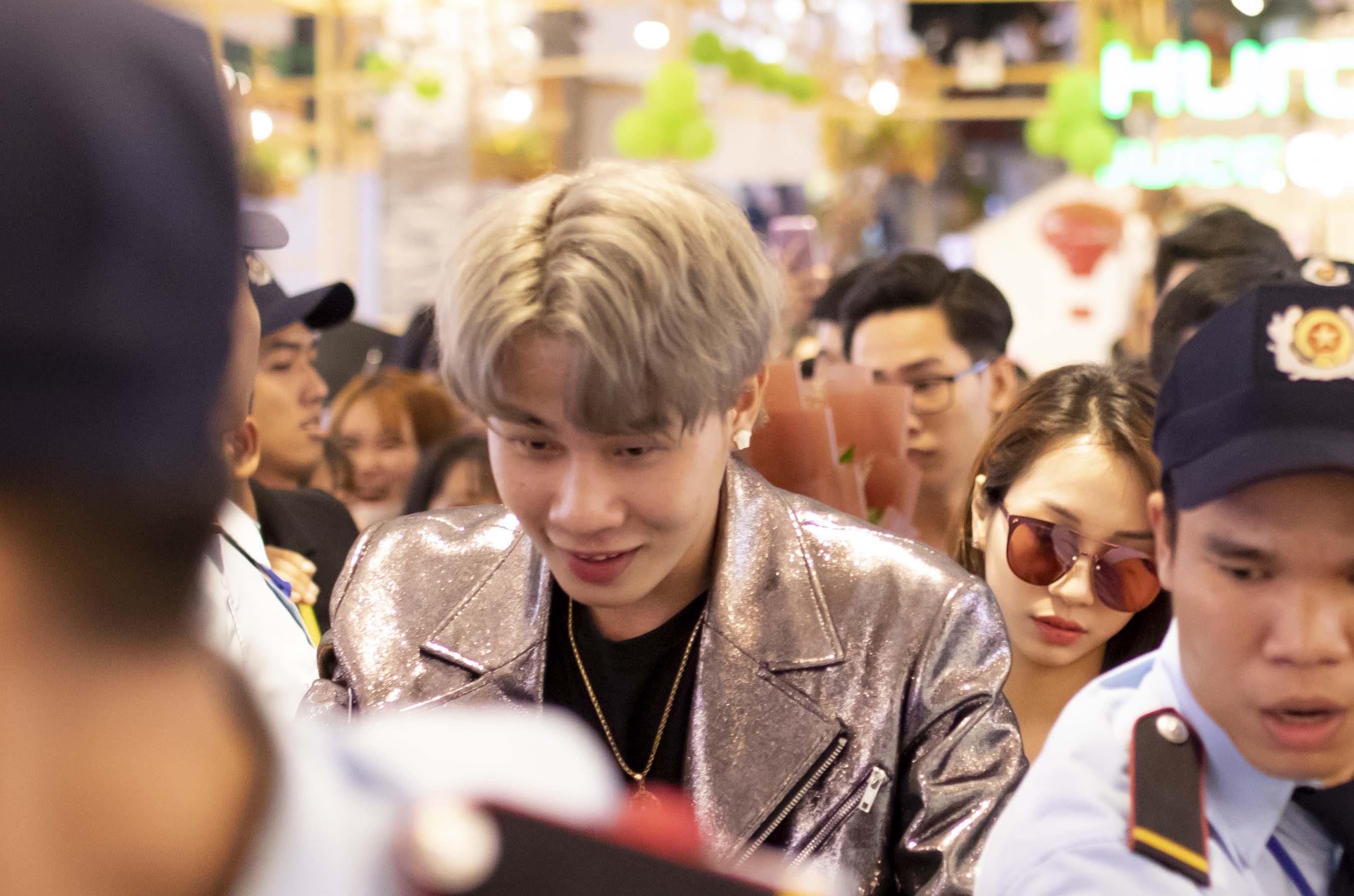 Jack, K-ICM gap kho khi roi diem dien vi khan gia bam ra tan xe hinh anh