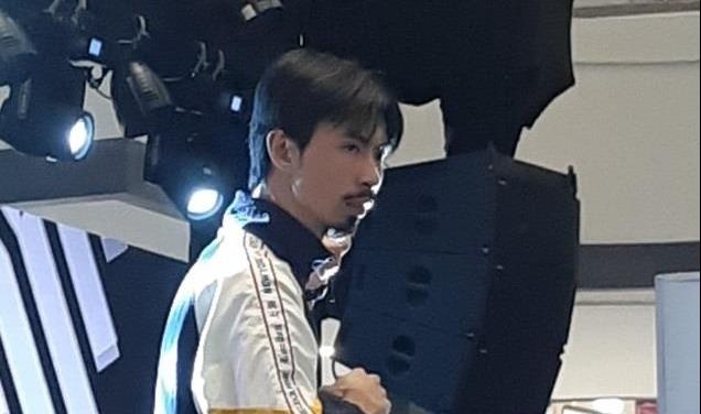 Den Vau xin loi vi khong chup hinh voi nguoi ham mo hinh anh