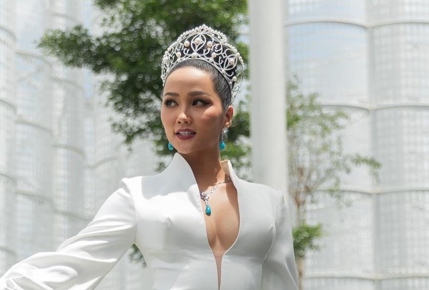 H'Hen Nie mac ho vong mot, do sac cung dan hoa hau hinh anh