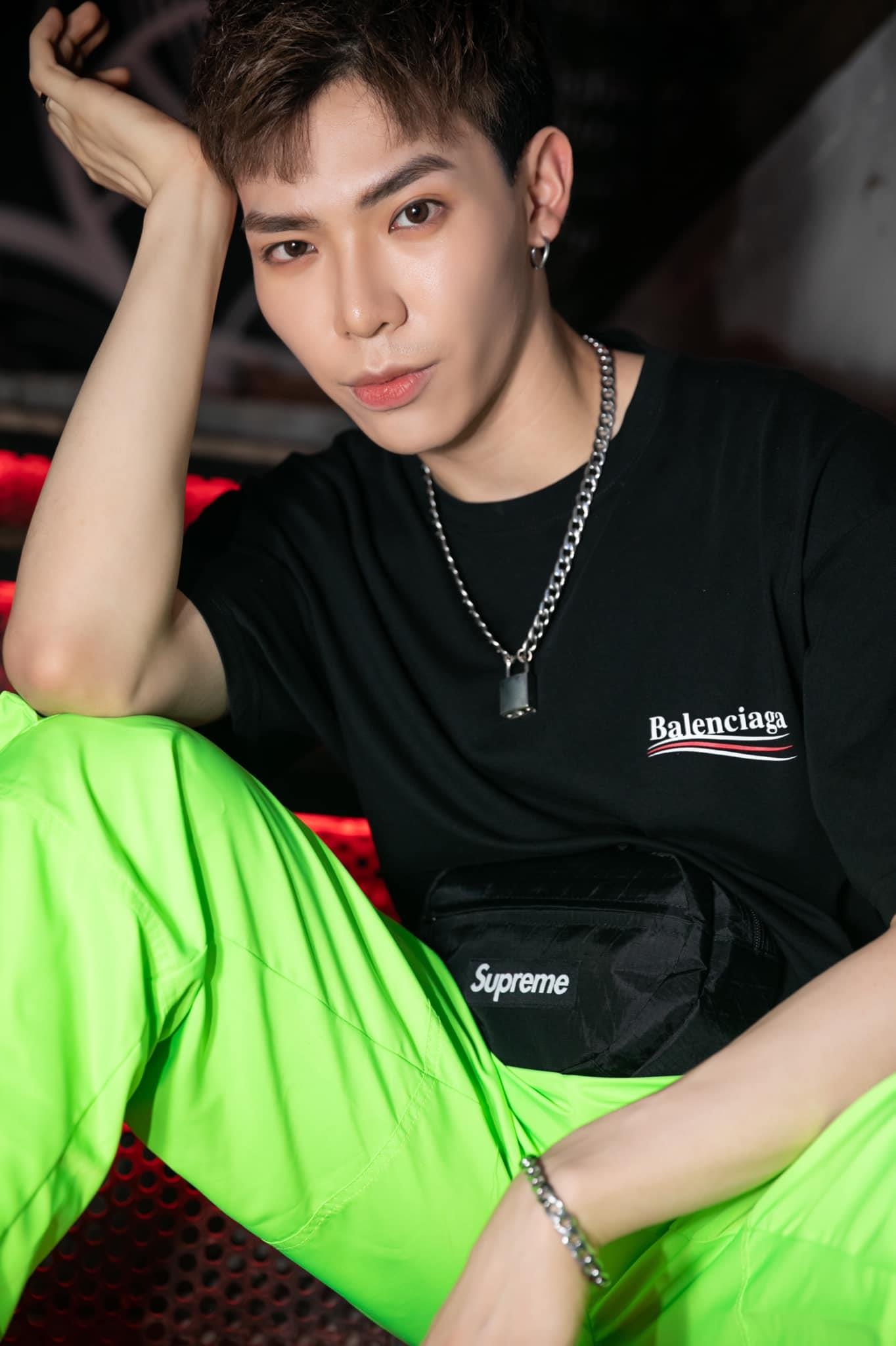 Erik rut khoi Asia Artist Awards anh 1