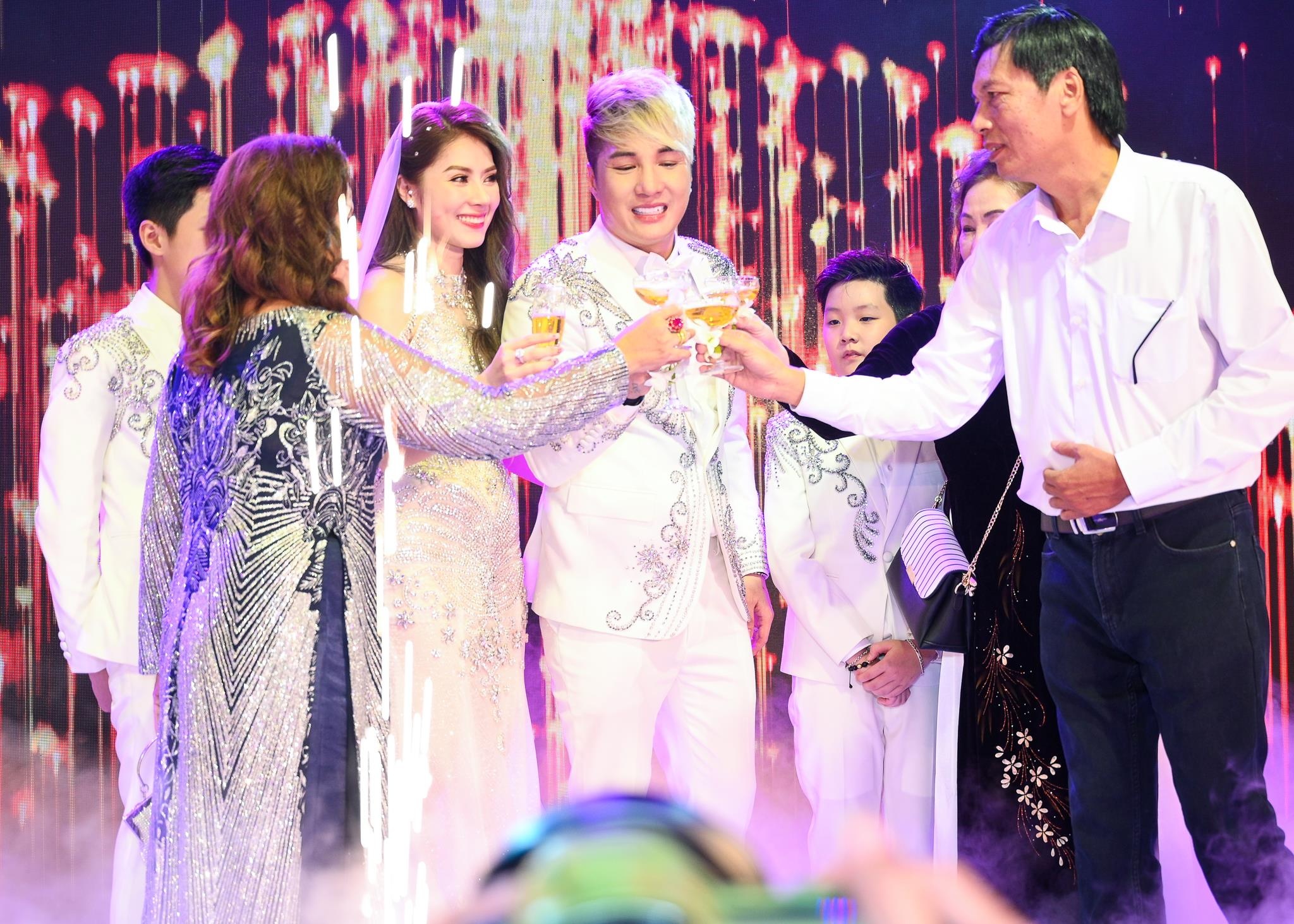 lam chan khang to chuc le cuoi anh 10