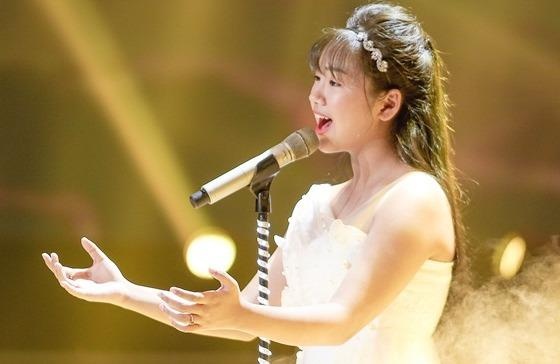 Thi sinh The Voice Kids hat tang me bi ung thu khien HLV bat khoc hinh anh