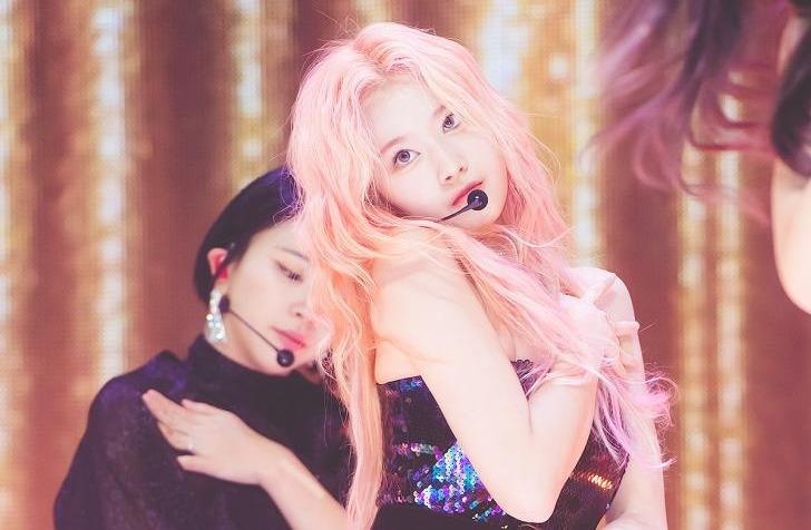 TWICE lot xac, thuc hien vu dao goi cam trong ngay tro lai hinh anh