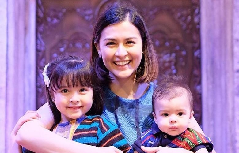 'My nhan dep nhat Philippines' dang anh di choi cung 2 con hinh anh