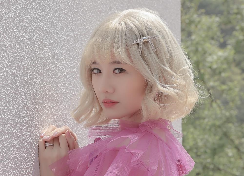 Hari Won ngat xiu khi quay MV moi giua troi nang nong hinh anh