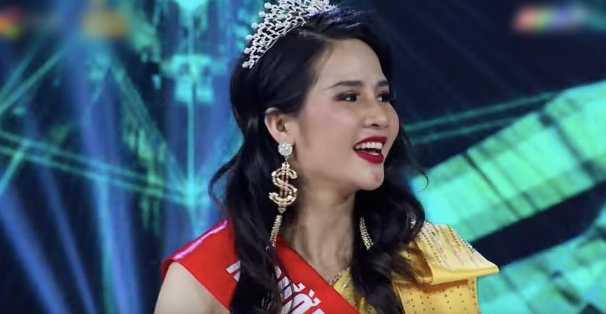 Co gai giong Nha Phuong nhay sung, danh roi mic tren san khau hinh anh