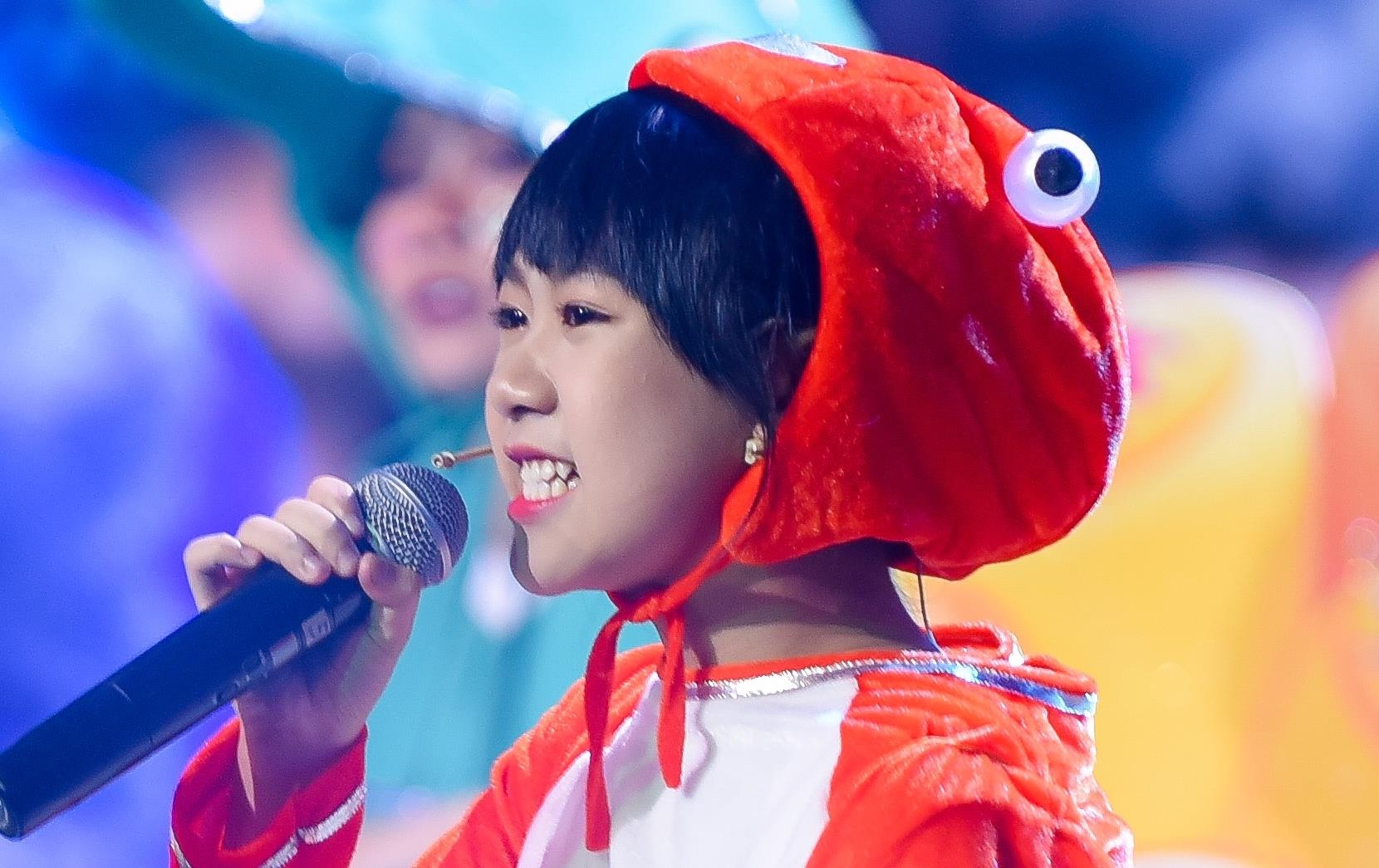 Hoc tro Duong Khac Linh hat nhac cua Son Tung o Giong hat Viet nhi hinh anh