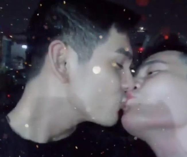 Son Ngoc Minh dang video hon ban trai dong gioi hinh anh