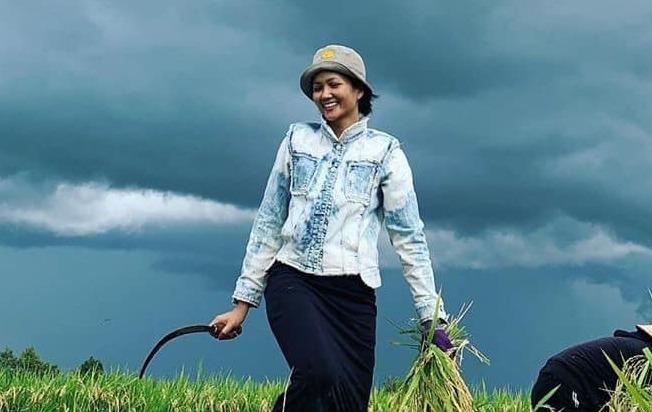 Hoa hau H'Hen Nie tam roi xa showbiz, ve que nhat rau, gat lua hinh anh