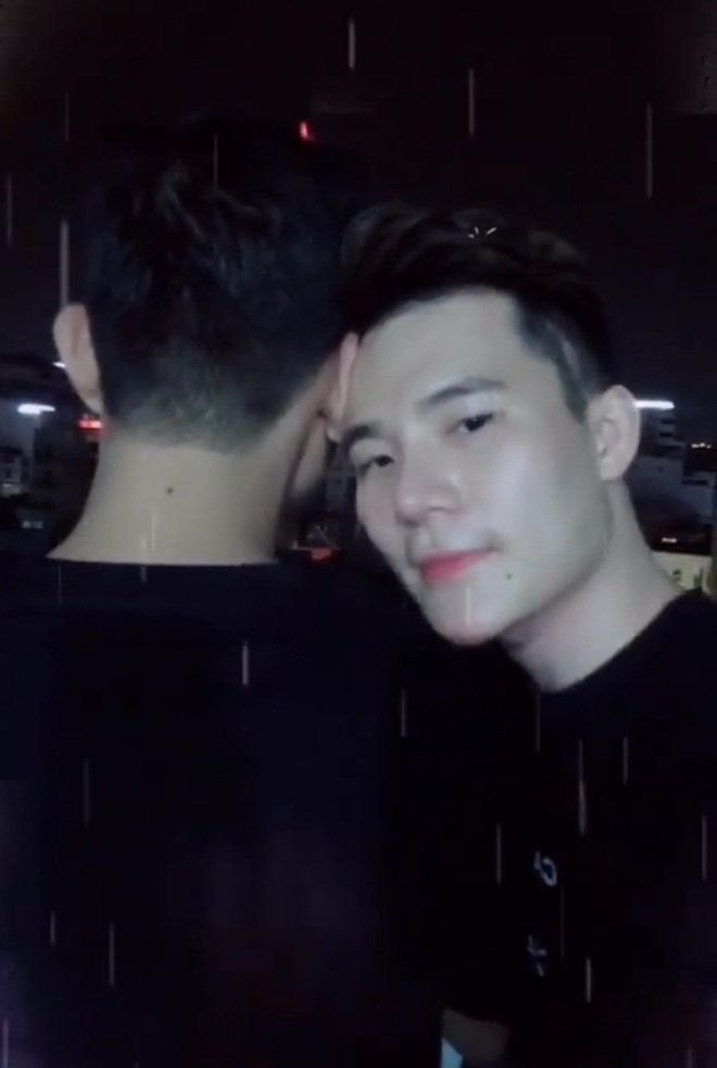 Son Ngoc Minh hon ban trai anh 2