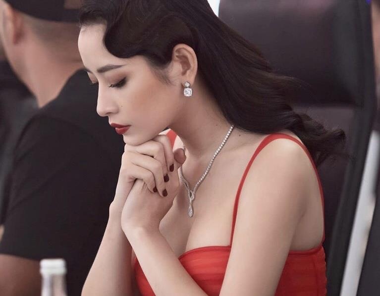 Chi Pu dien vay mong, lap lo noi y hinh anh