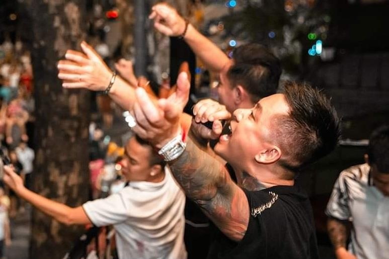 Tuan Hung hat mung sinh nhat o ban cong thu hut hang nghin khan gia hinh anh