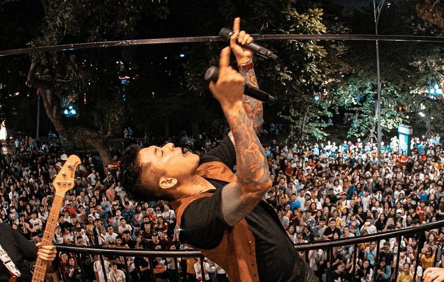 Tuan Hung hat 'Me yeu' o ban cong voi hang nghin khan gia hinh anh