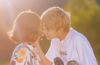 Fan cuong cong kich hot girl MisThy vi suyt hon Jack trong MV hinh anh