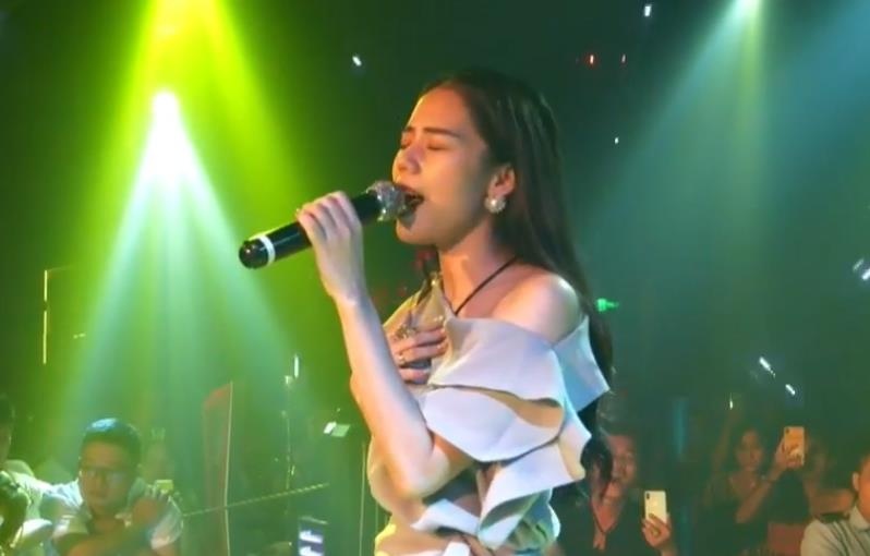 Huong Ly hat live bi che yeu va chenh pho hinh anh