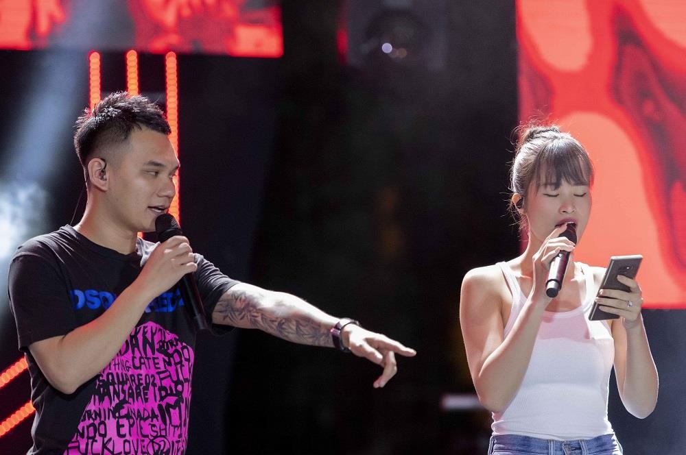 Dong Nhi ho tro Khac Viet giua luc ban ron chuan bi le cuoi hinh anh