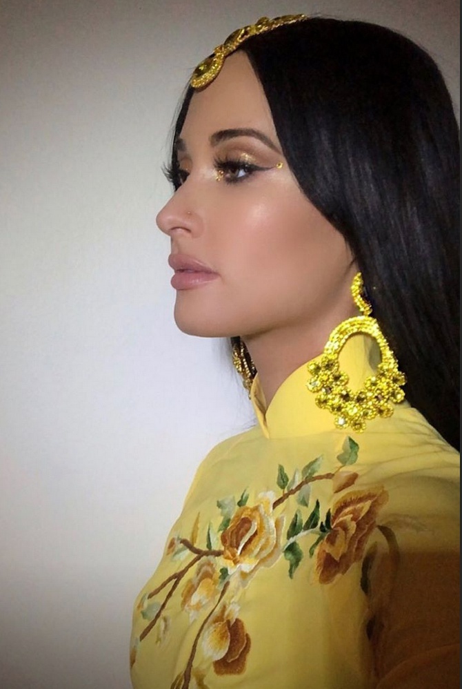 nữ ca sĩ mỹ mặc áo dài với nội y ảnh 4 nu ca si my mac ao dai voi noi y anh 4