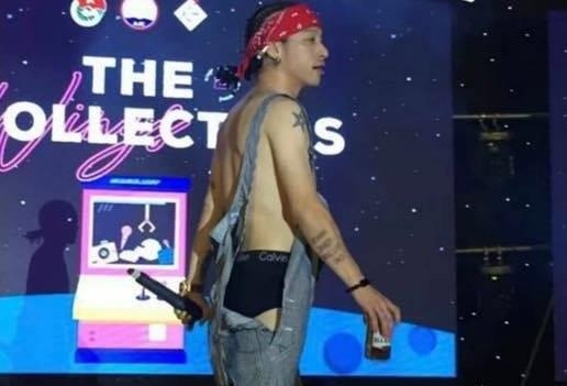 Rapper Mr.A gay tranh cai vi mac phan cam tren san khau hinh anh