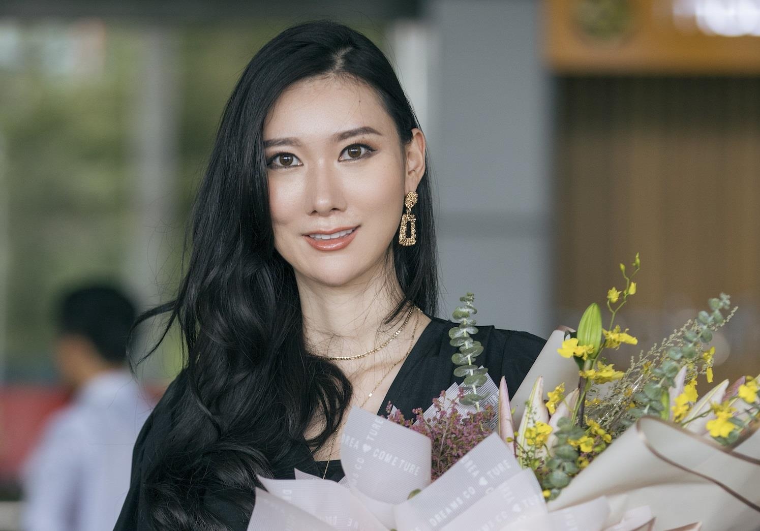 Hoa hau Hoan vu Han Quoc noi bat voi chieu cao 1,78 m khi toi TP.HCM hinh anh