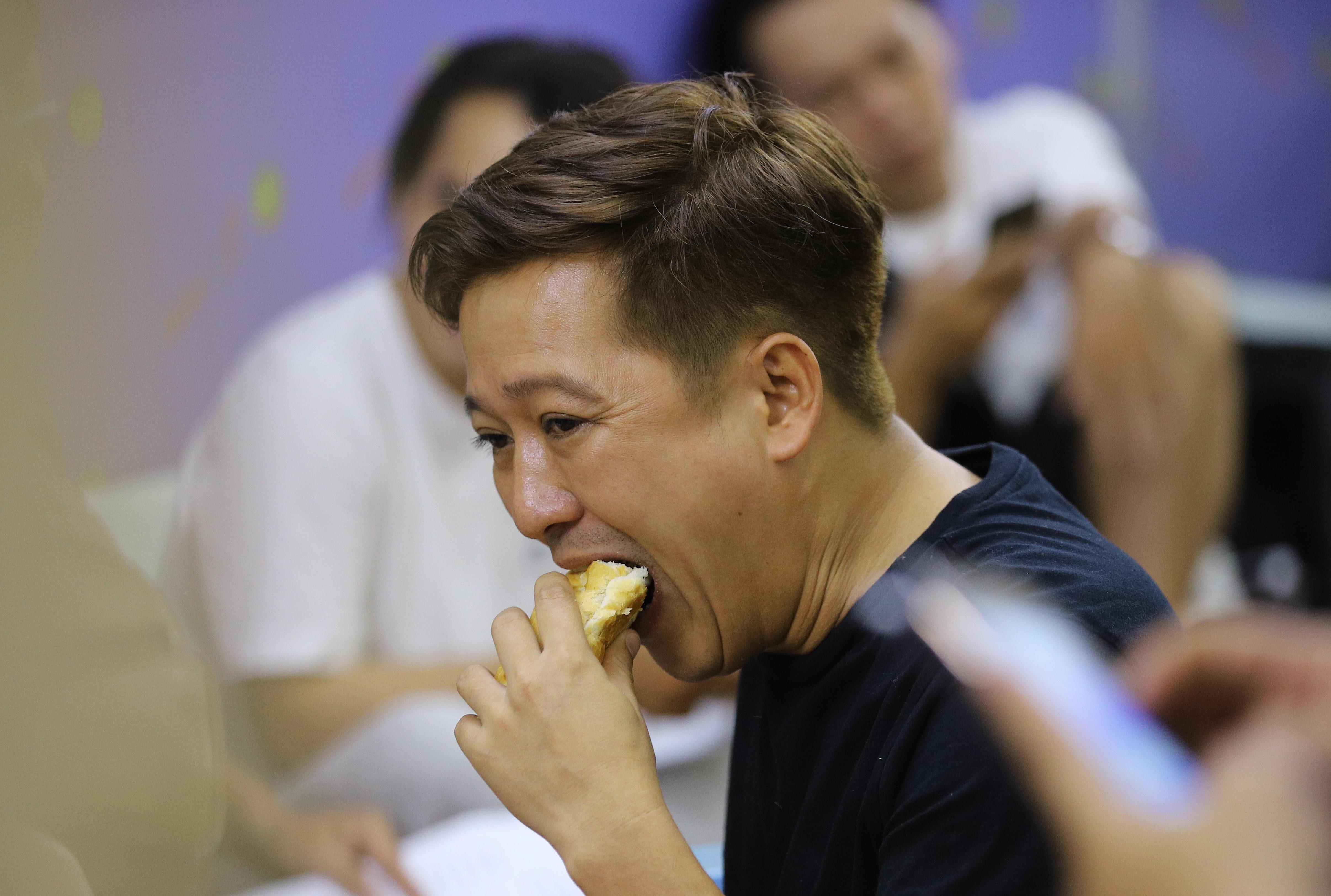 Truong Giang an banh mi, Lam Vy Da ngu gat o hau truong hinh anh