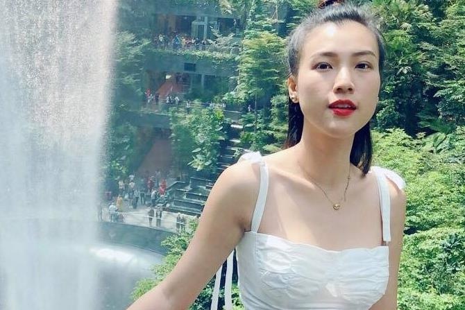 MC Hoang Oanh dang anh tinh cam ben ban trai hinh anh