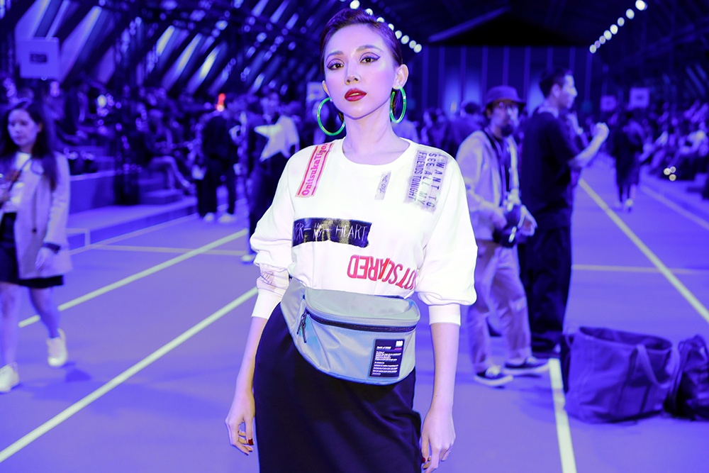 Toc Tien chup hinh cung Bank Thiti anh 2