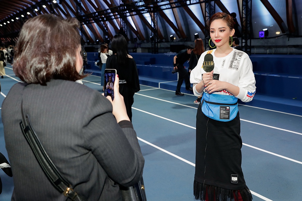 Toc Tien chup hinh cung Bank Thiti anh 3