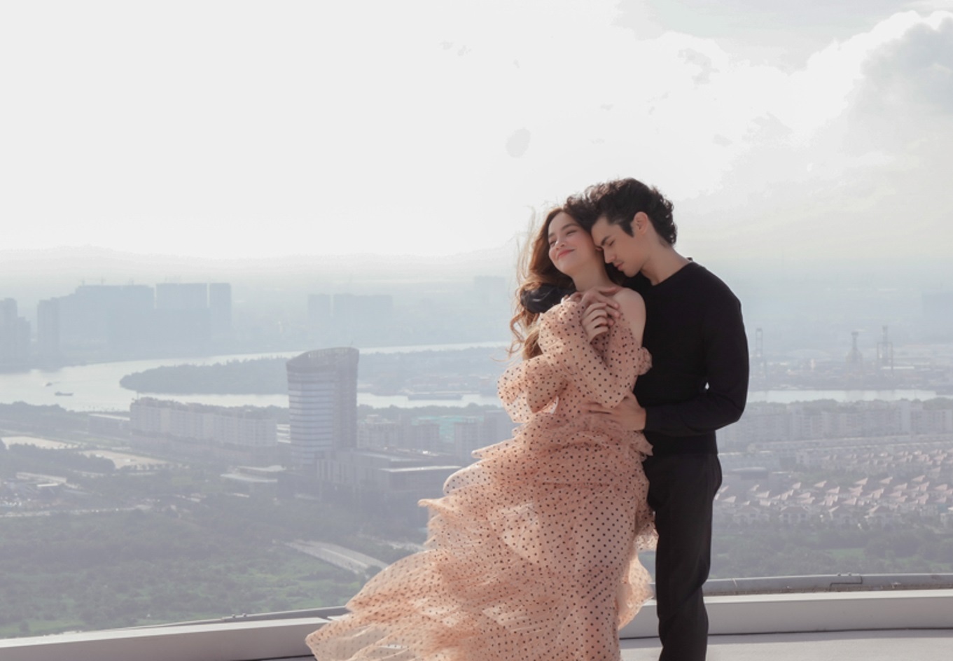 ho ngoc ha mua bao hiem de quay MV anh 1