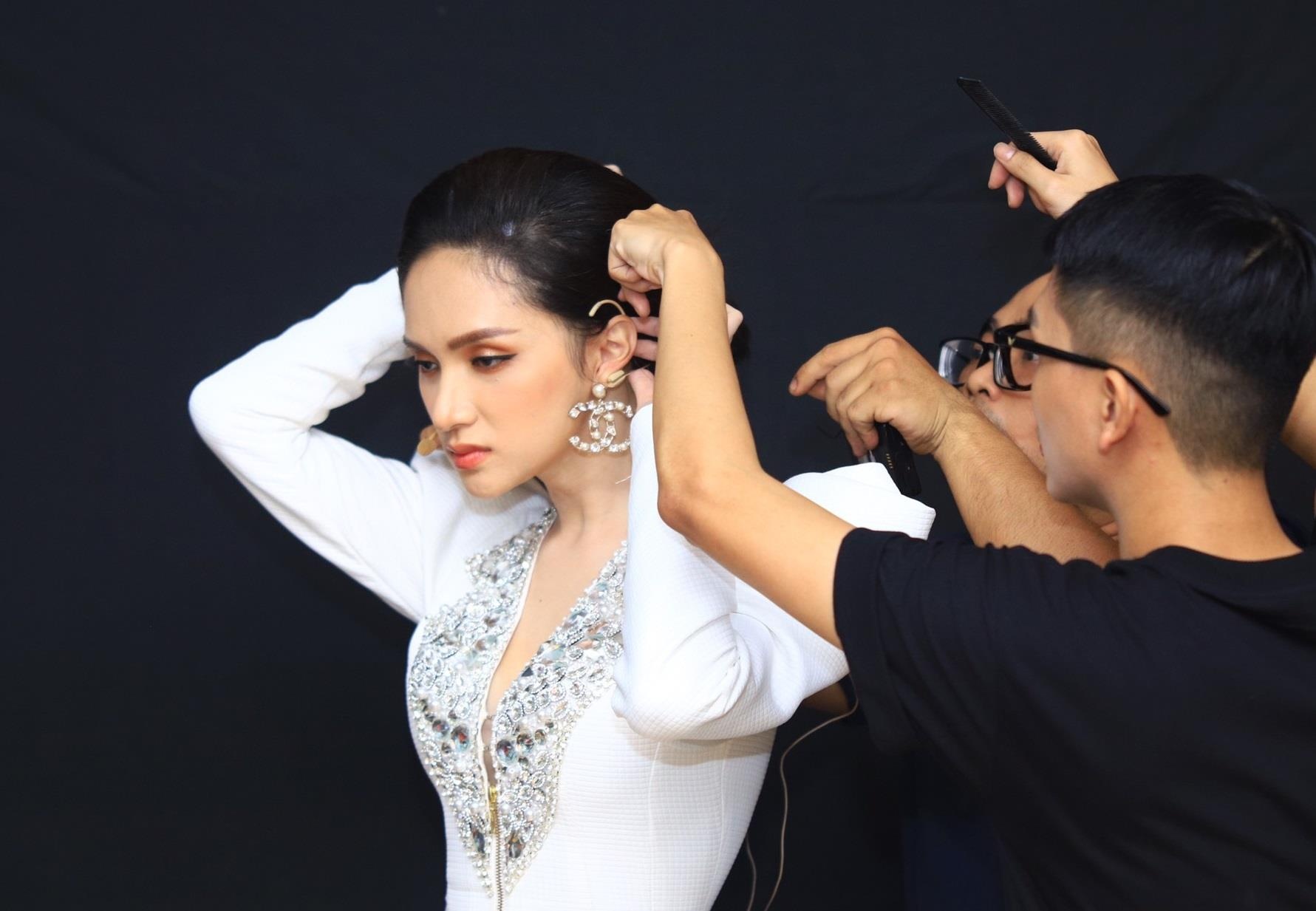 Dan giam khao Giong hat Viet nhi chuan bi truoc dem chung ket hinh anh