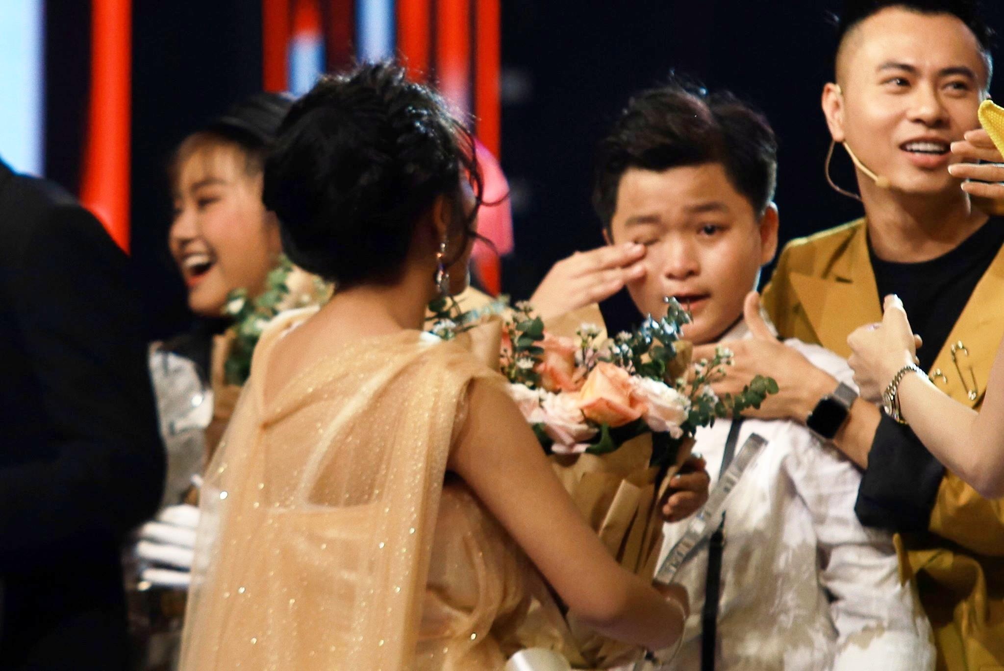 MC Nguyen Khang nham ket qua The Voice Kids khien thi sinh khoc nuc no hinh anh