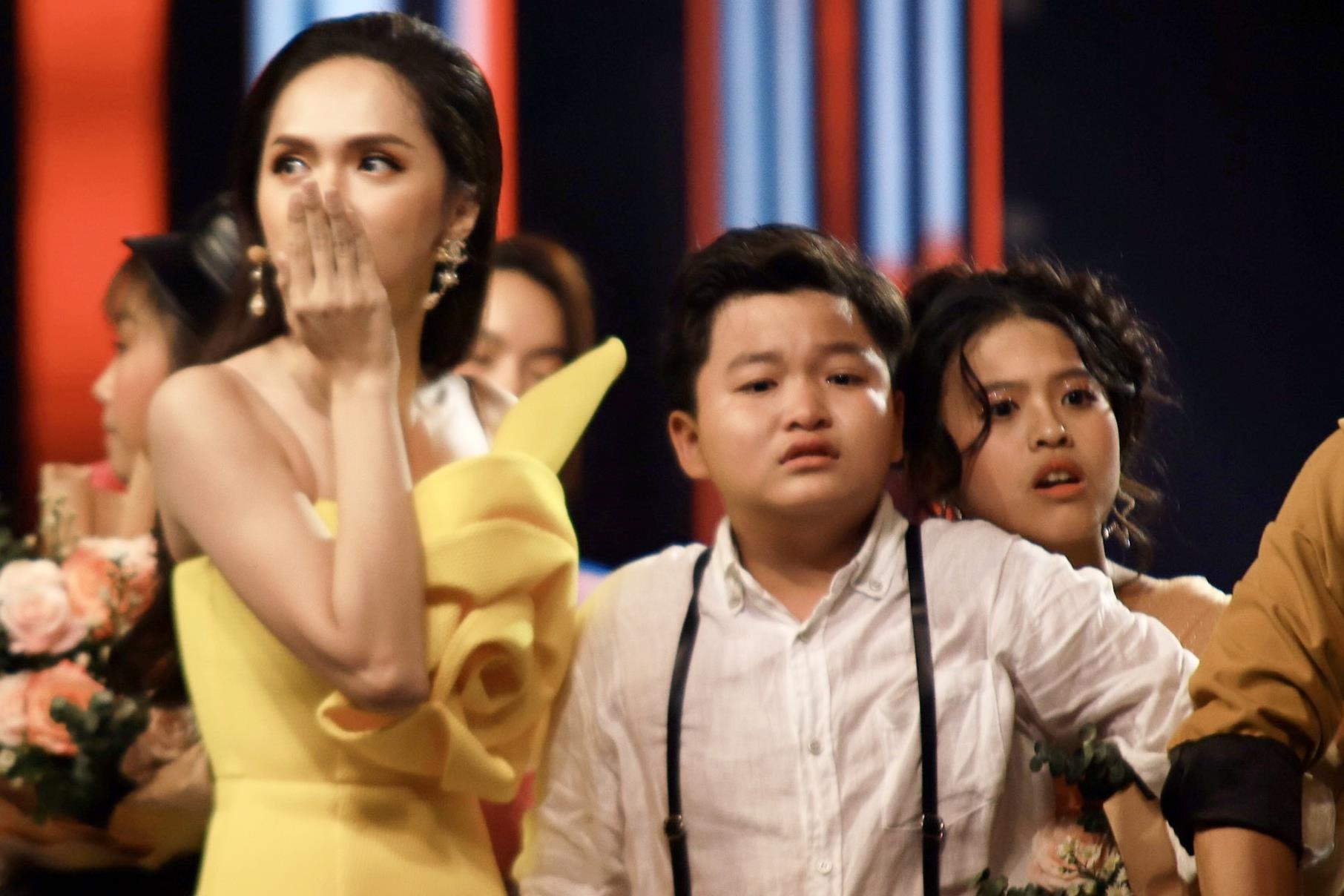 MC Nguyen Khang xin loi vi sai sot tren song truc tiep hinh anh