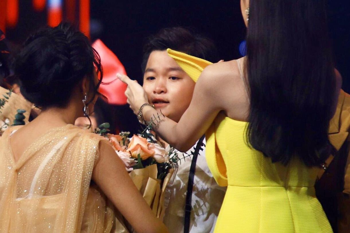 Thi sinh The Voice Kids tu hanh phuc toi khoc nuc no vi sai sot cua MC hinh anh