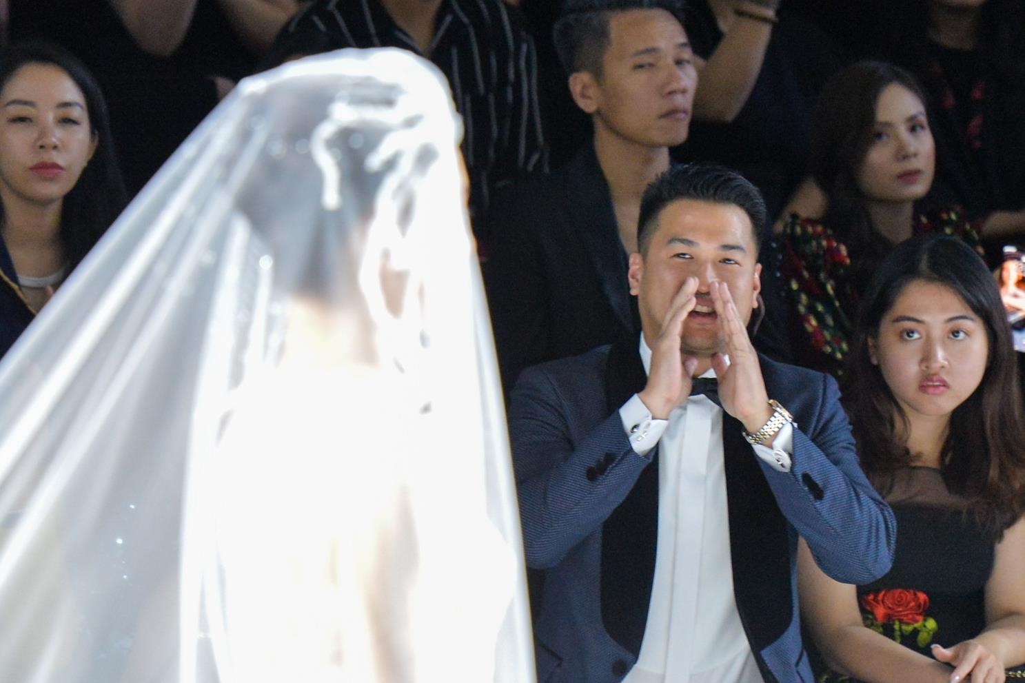 Phillip Nguyen reo ho khi ban gai Linh Rin dien vedette hinh anh