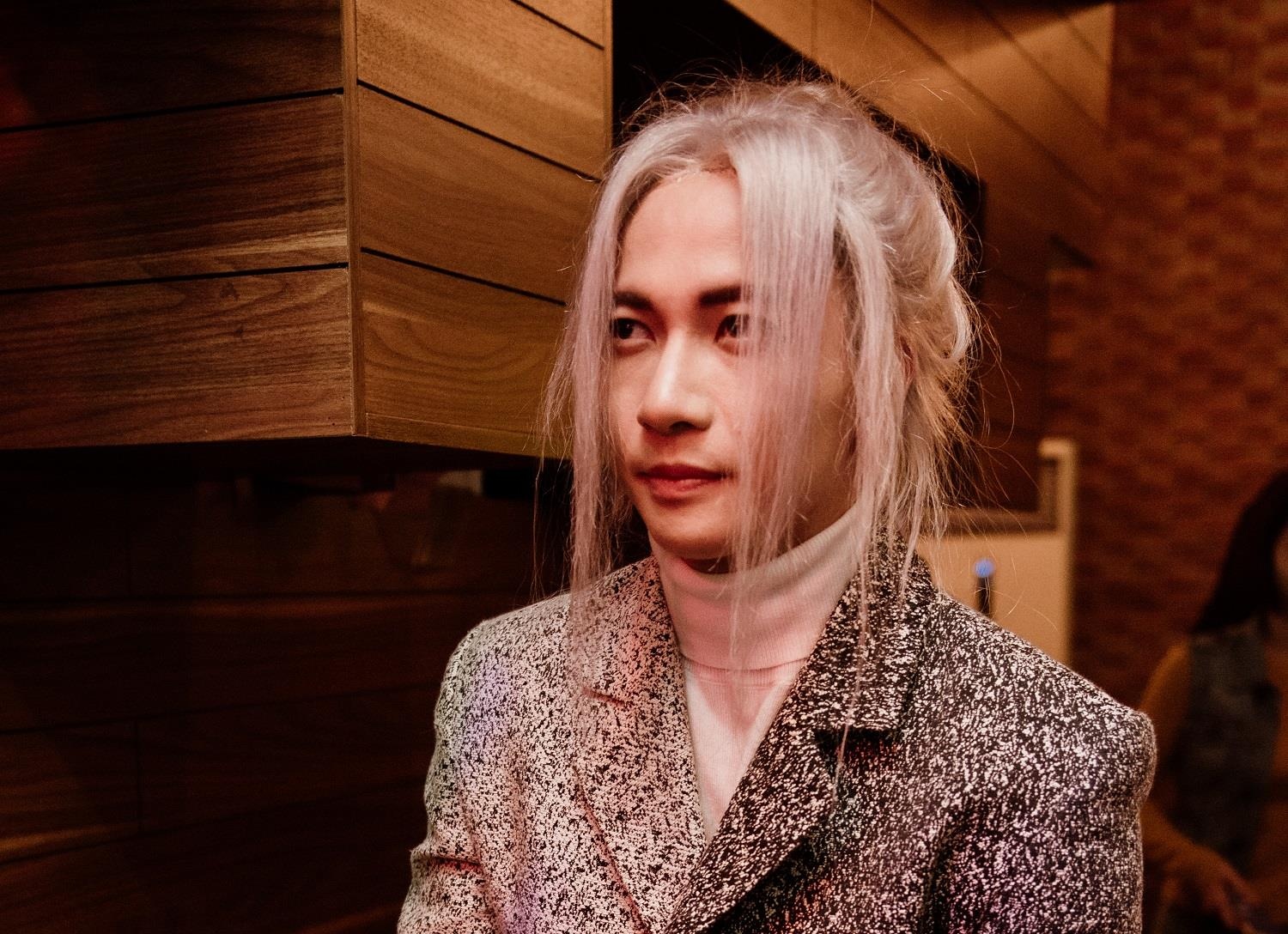 S.T Son Thach bi khan gia nam dong cham cho kin tren san khau hinh anh