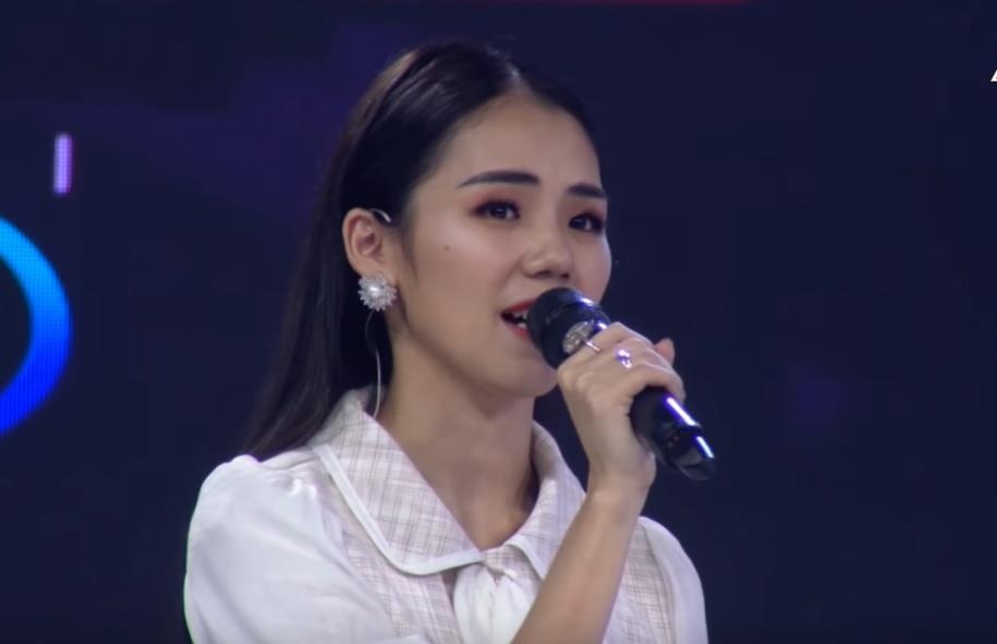 Huong Ly hat tren game show, duoc Ngo Kien Huy khen hay hinh anh