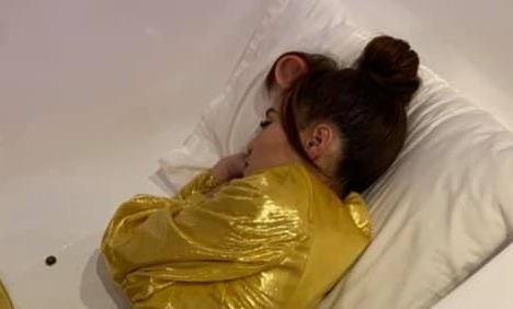 Ninh Duong Lan Ngoc ngu trong bon tam sau 17 tieng lam viec hinh anh