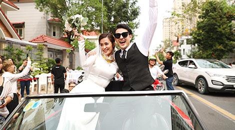 Dong Nhi - Ong Cao Thang dieu hanh bang xe mui tran o dam hoi hinh anh