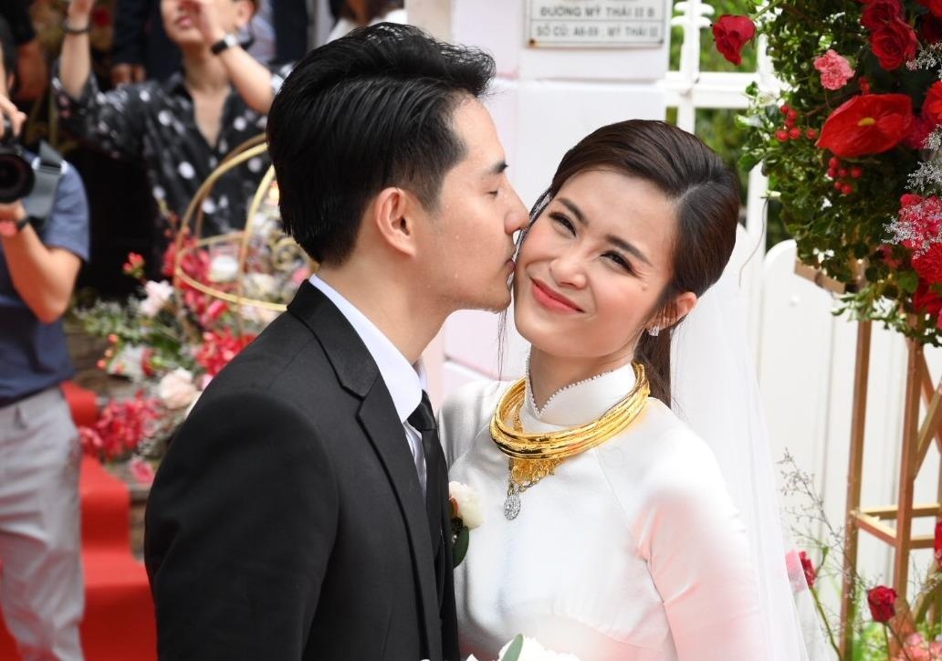 Khoanh khac ngot ngao trong dam hoi cua Dong Nhi, Ong Cao Thang hinh anh