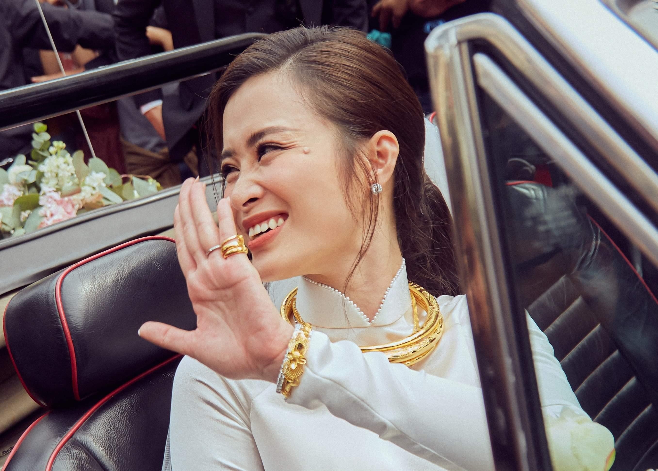 Dong Nhi nhan kieng vang, bo trang suc kim cuong tu me Ong Cao Thang hinh anh