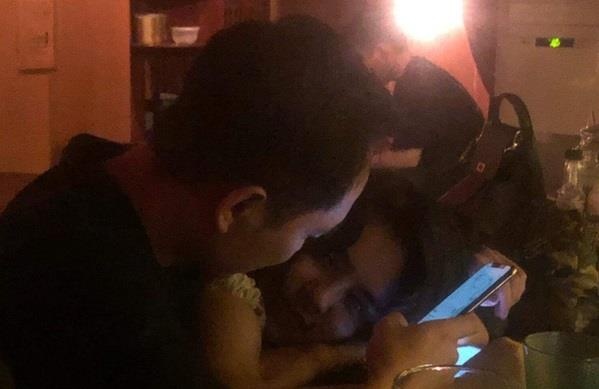 Thai Trinh than thiet voi nguoi dan ong la trong bar hinh anh