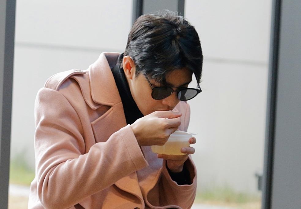 Noo Phuoc Thinh an voi o san bay hinh anh