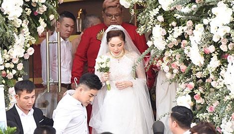 Bao Thy duoc chong ruoc bang dan xe Rolls-Royce, Maybach hinh anh