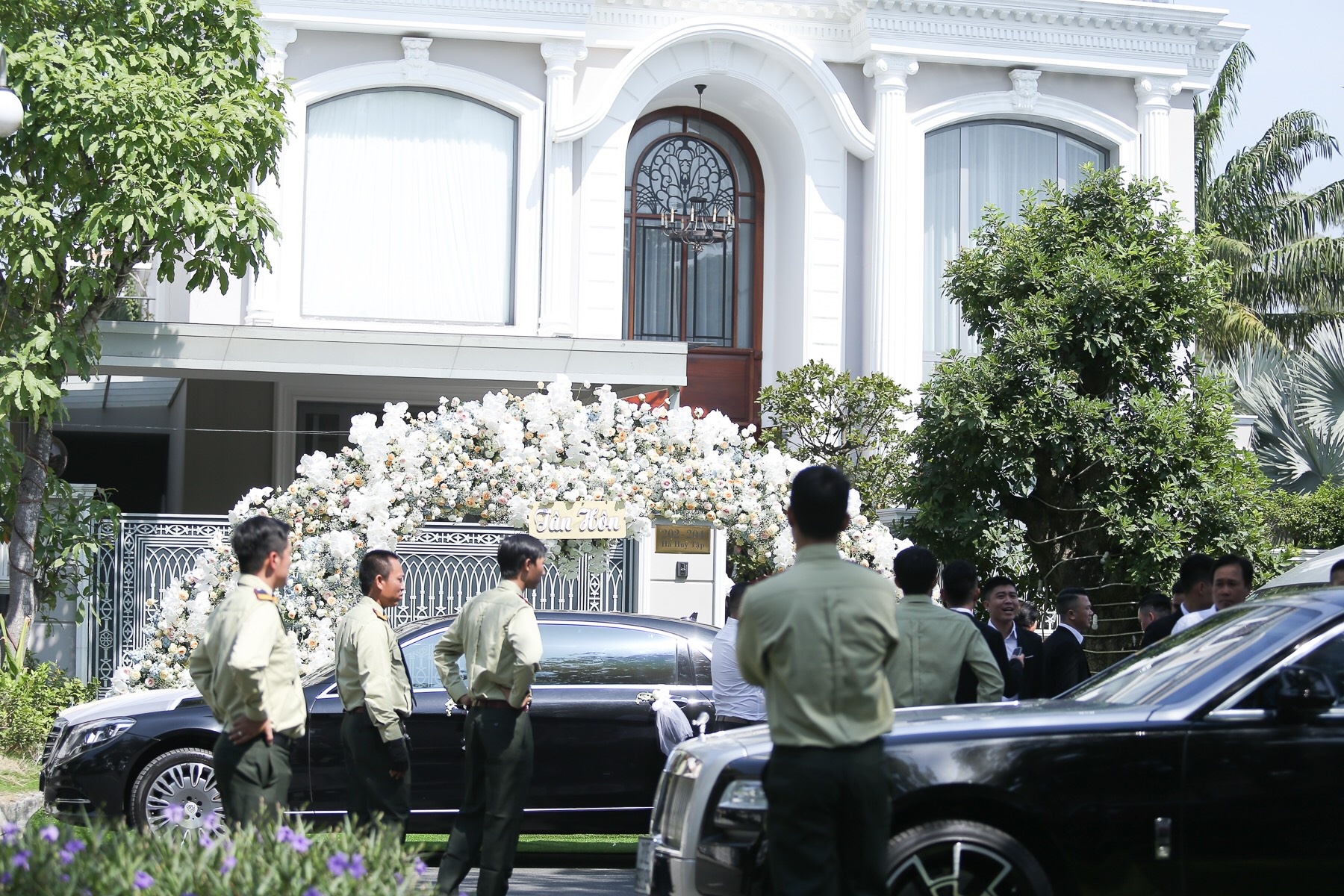 Bao Thy ve biet thu cua chong sau le cuoi o nha tho hinh anh