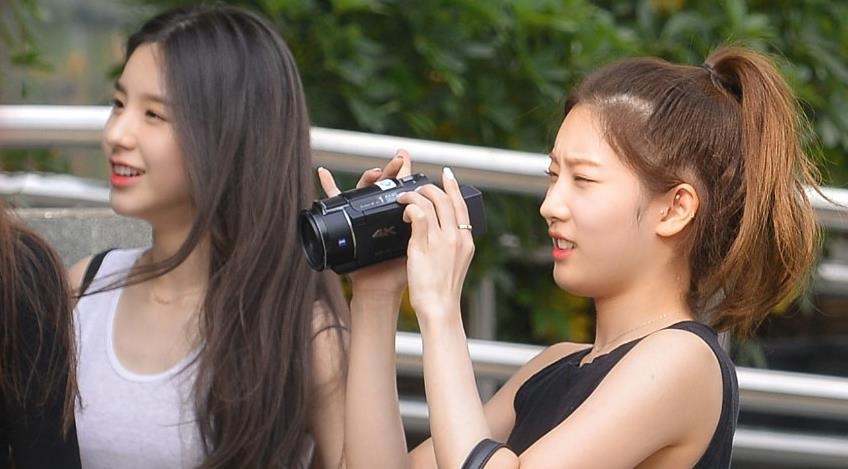 Sao Han dao pho, uong ca phe, an bun khi vua den Ha Noi hinh anh