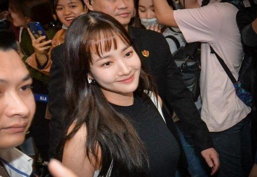 Hon loan gia ve xem dan sao Han bieu dien tai My Dinh hinh anh