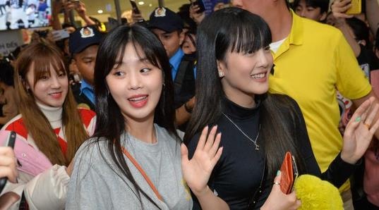 Dan my nu Kpop hung khoi khi den san bay Noi Bai hinh anh