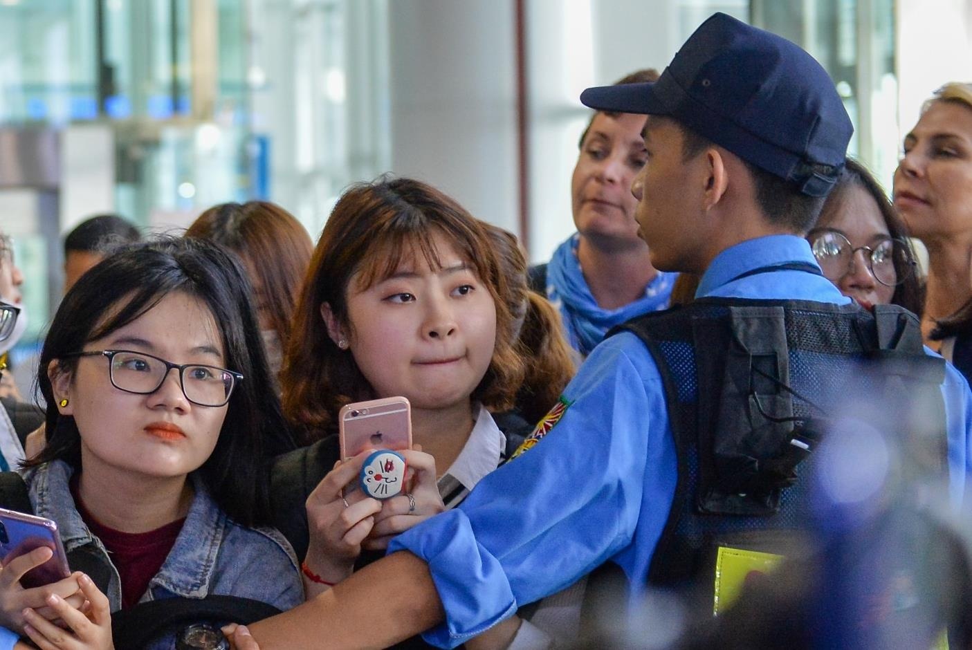 Fan gay nao loan san bay Noi Bai, don gan 100 sao Han hinh anh