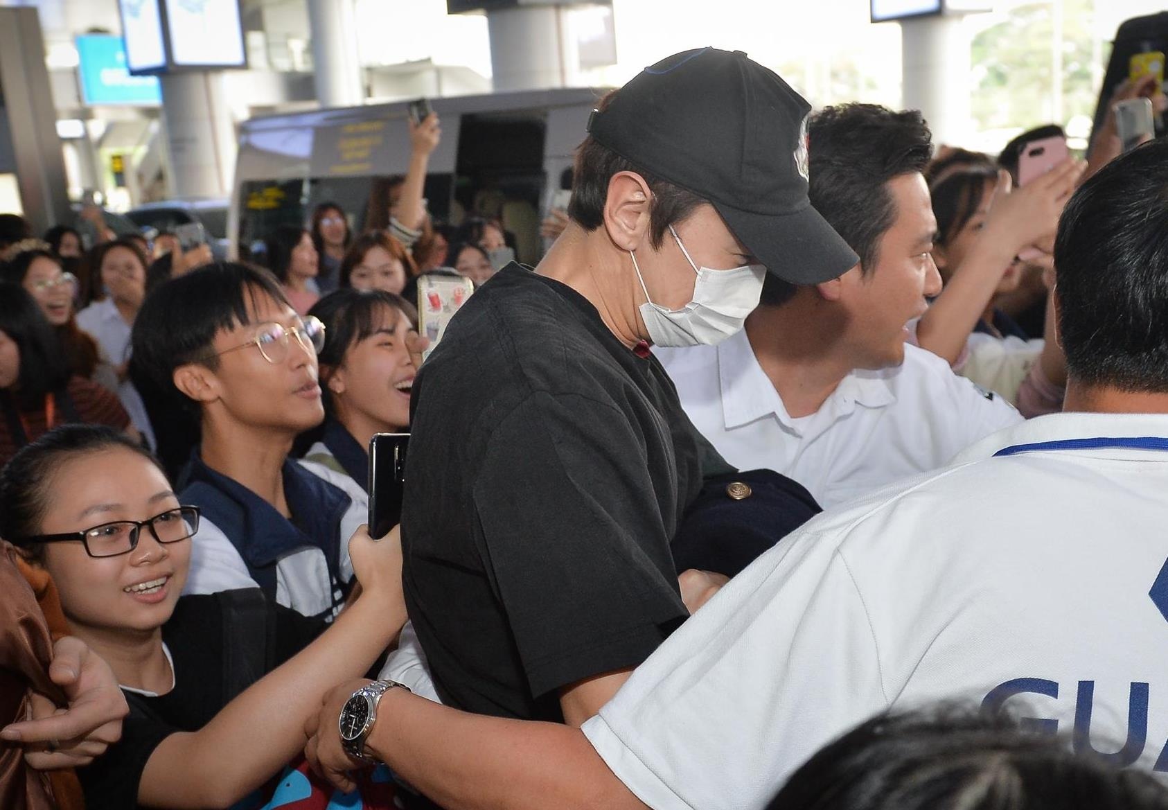 Lee Kwang Soo co rum nguoi khi fan chen lan o san bay Noi Bai hinh anh