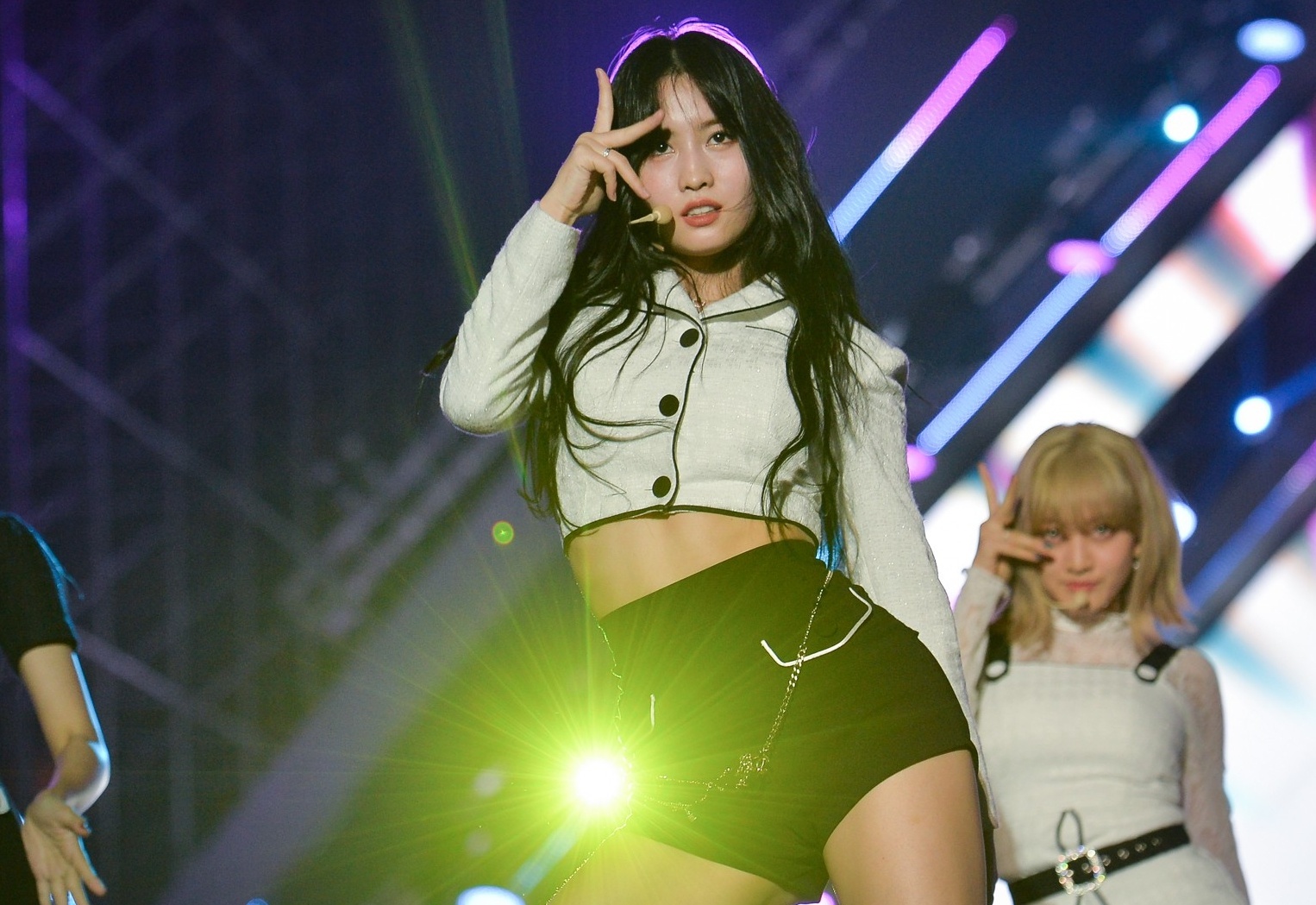 BTC Viet cua AAA len tieng viec cat suat an, khien sao Han nhin doi hinh anh